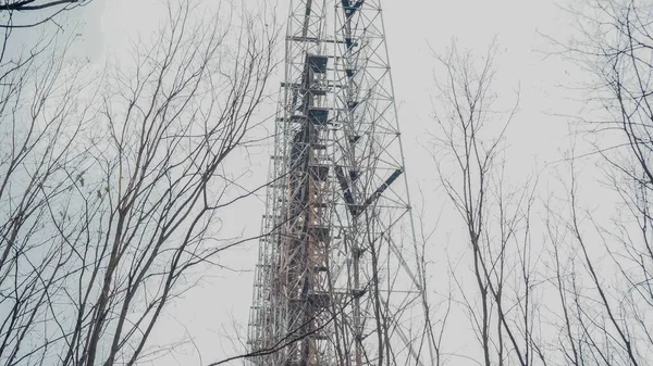 Station de radio abandonnée et arbres dans la zone de Tchernobyl sous un ciel gris — Photo de stock