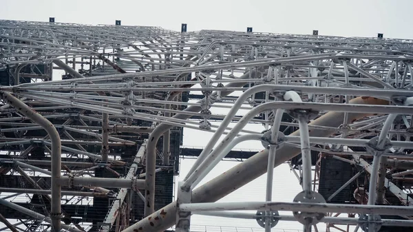 Vue du bas de la construction métallique de la station de télécommunication de Tchernobyl dans la zone abandonnée — Photo de stock