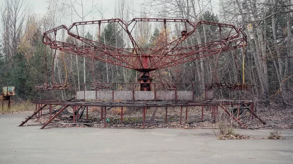 Old carousel in amusement park in chernobyl abandoned city — Stock Photo