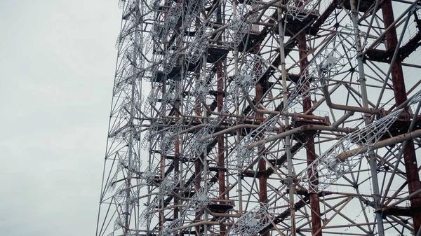 Estación de telecomunicaciones abandonada en la zona de Chernóbil - foto de stock