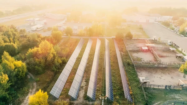 Vista aérea dos painéis solares ao pôr do sol — Fotografia de Stock