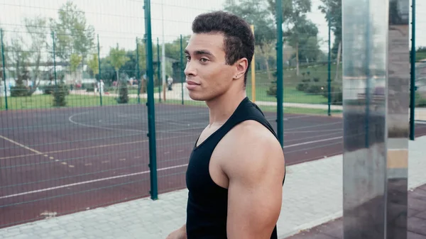 Спортсмен змішаної раси чоловік стоїть на відкритому повітрі спортзалу — стокове фото