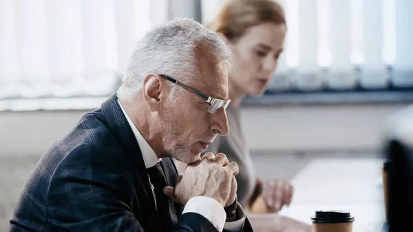 Homme d'affaires mature assis près du café pour aller au bureau — Photo de stock