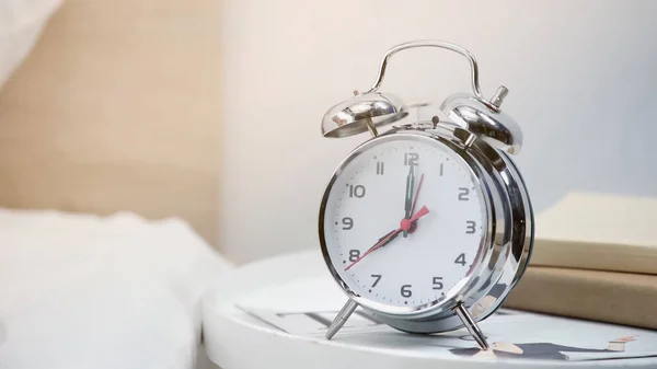 Retro alarm clock showing eight am — Stock Photo