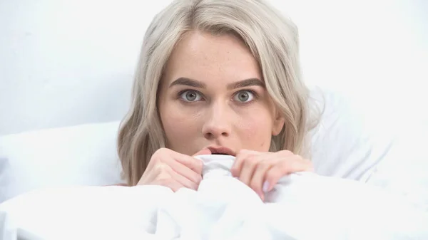 Mulher com medo cobrindo com cobertor na cama — Fotografia de Stock