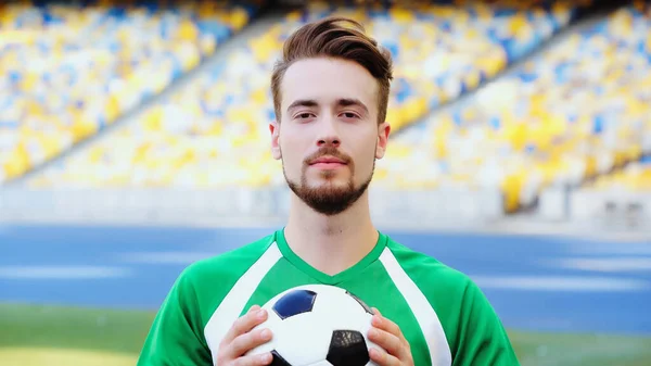 Портрет бородатого і молодого футболіста, який тримає футбольний м'яч — стокове фото