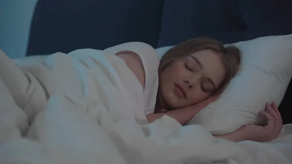 Blonde woman sleeping on bed at home — стоковое фото