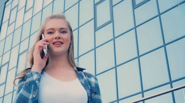 Tiefansicht einer blonden Frau, die auf urbaner Straße mit dem Handy telefoniert — Stockfoto