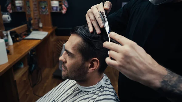У перукарні перукарі стрижуть волосся клієнтів. — стокове фото
