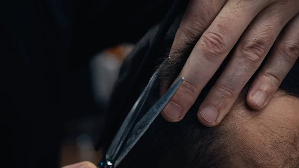 Close up view of barber cutting hair of customer in barbershop — Stock Photo