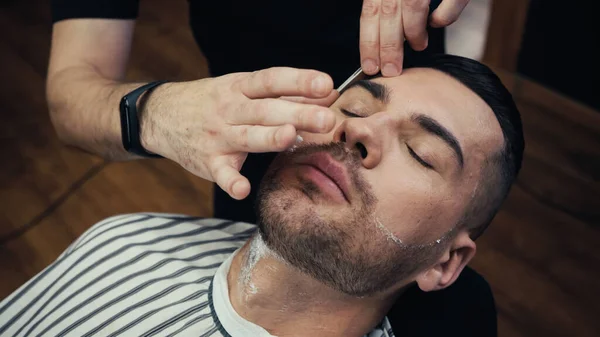 Високий кут зору перукарня гоління бороду замовника в перукарнях — стокове фото