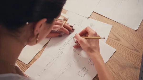 Vista dall'alto di schizzi di disegno del progettista in atelier — Foto stock