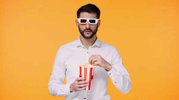 Barbu homme en 3d verres tenant seau avec pop-corn isolé sur jaune — Photo de stock