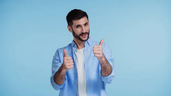 Bearded man in shirt smiling while showing thumbs up isolated on blue — Stock Photo