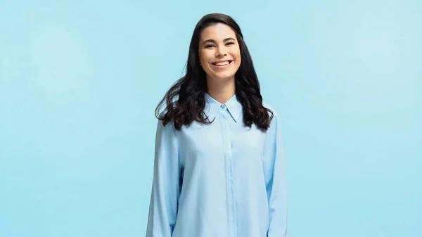 Positive junge Frau im Hemd blickt vereinzelt in die Kamera auf blau — Stockfoto