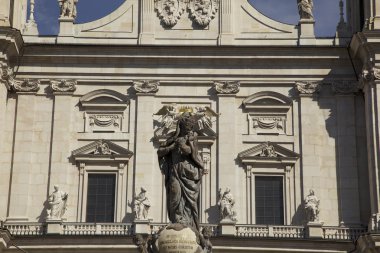 Madonna salzburg cathederal taç giydi.
