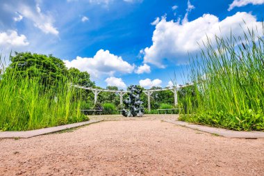 Göletlerin yakınındaki heykel manzarası