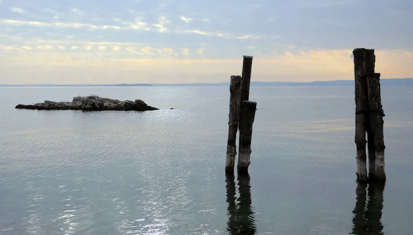 Wooden Poles Rock Emerge Water Peace Silence Lake Garda Sun — Stock fotografie