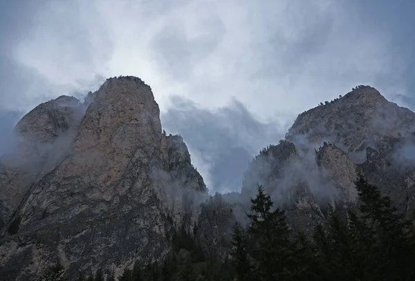 Majestic View High Mountains Covered Clouds Northern Lands Inspiring Sunset — Stock fotografie