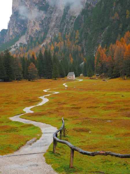 Winding Path Crosses Valley Mountains Pedestrian Path Leads Small Church — Stock fotografie