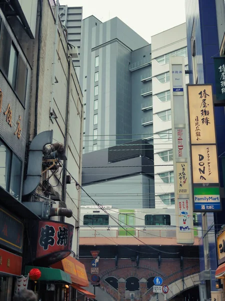 Tokyo Metro Runs City Passing Skyscrapers Agglomerates Buildings Japanese Capital — Zdjęcie stockowe