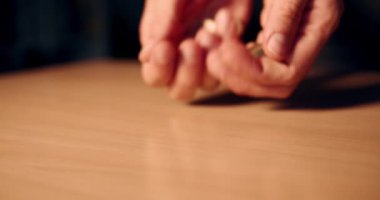 El masaya biraz Avrupa parası düşürür. Adamın elleri 50 sent, bir ve iki avroluk bozuk para yığını oluşturuyor. Servet, yatırım ve para. Para dolu ellerle kapat. 4k olarak yavaş çekim videosu.