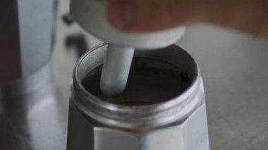Moka filtresi, kahve hazırlama. İtalya 'da bir İtalyan moka çanağının parçalarını ve aksesuarlarını kapatıyoruz. Kahve zamanı..
