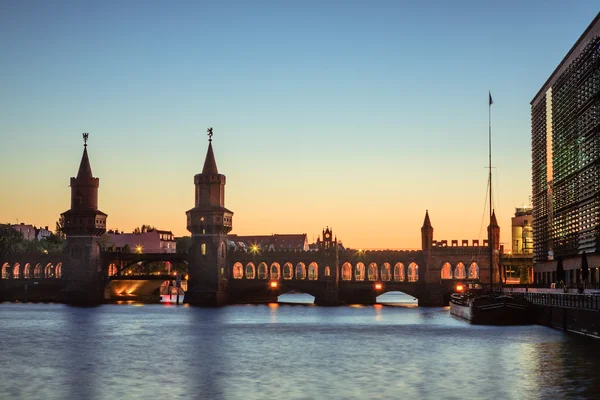 Ponte Oberbaum, Berlim à noite Imagens Royalty-Free