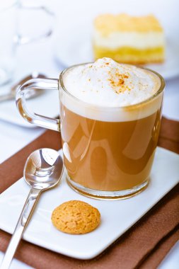 aromatik cappuccino köpüklü bir fincan