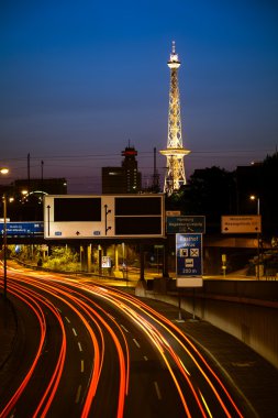 Işıklı radyo kulesi Berlin