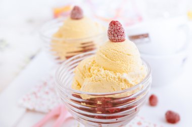 Ahududu lezzetli vanilyalı dondurma