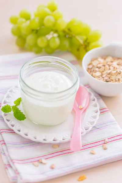 Zdravá snídaně s jogurtem a müsli a hrozny — Stock fotografie