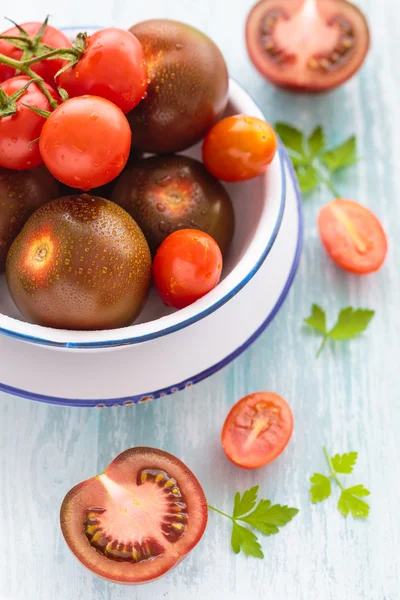 Tres variedades de tomate en un plato —  Fotos de Stock
