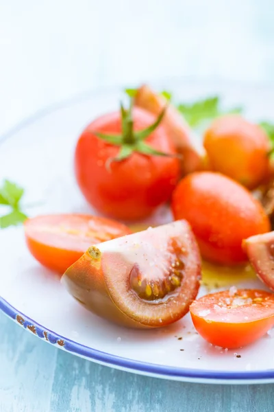 Plate with assorted tomatoes — Stock Photo, Image