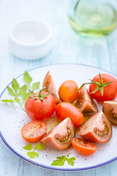 Três variedades de tomate em um prato — Fotografia de Stock