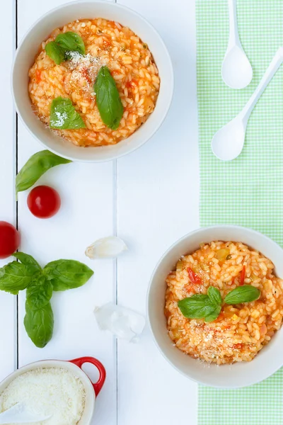 Dvě misky italské těstoviny s rajčaty a bazalkou — Stock fotografie