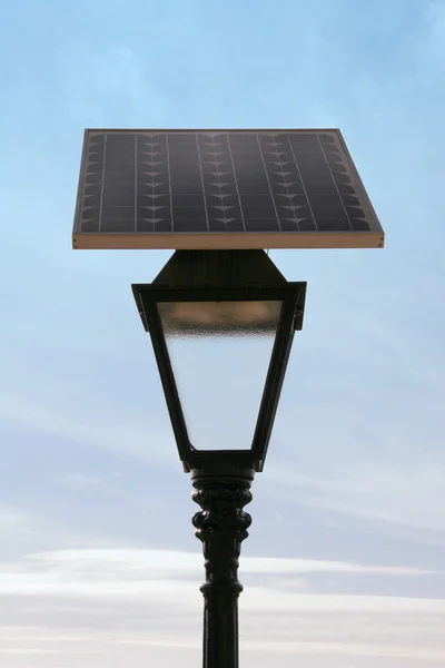 Pouliční svítilny se solárním panelem — Stock fotografie