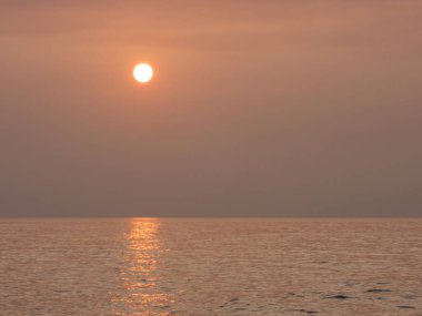 Batan güneş Akdeniz 'in sakin sularına yansıyor.
