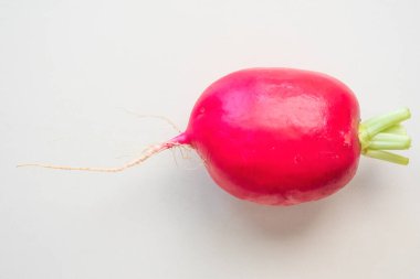 Aydınlık bir zemin üzerinde kırmızı büyük turp, izole değil