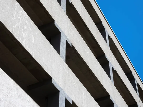 Façade d'un parking multi-niveaux sur fond de ciel bleu — Photo