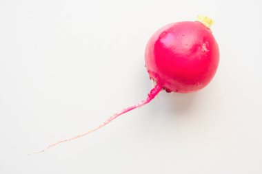 Açık gri arkaplanda kesilmiş kırmızı turp kökü, izole değil