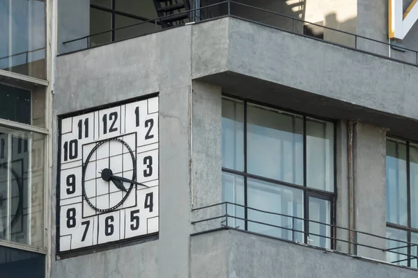 MOSCOU, RUSSIE - 1er octobre 2018. Horloge de façade sur le bâtiment Izvestia — Photo