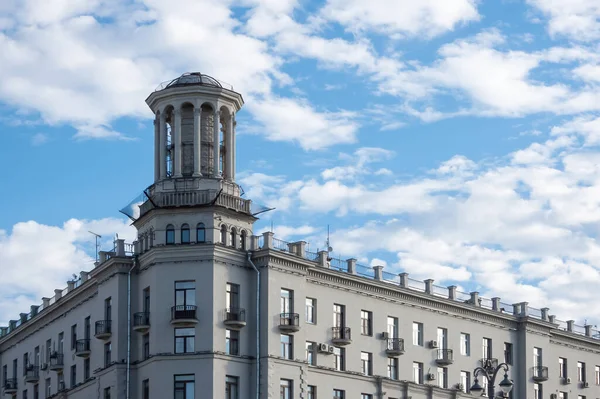 MOSCOW, RUSSIA - październik 01, 2018. Budynek mieszkalny przy ulicy Tverskaya — Zdjęcie stockowe