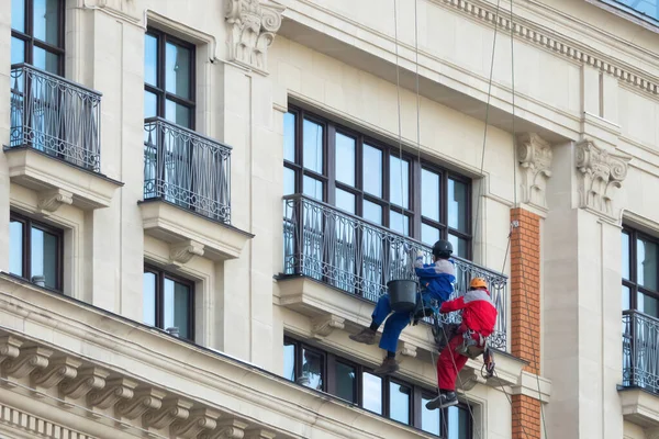MOSCOU, RUSSIE - 1er octobre 2018. Deux grimpeurs industriels peignent — Photo