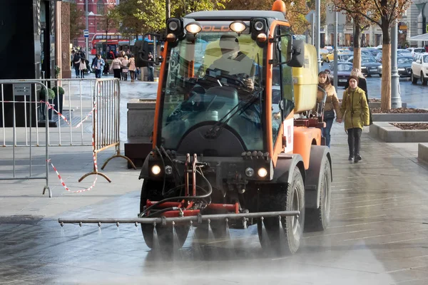 MOSCÚ, RUSIA - 01 de octubre de 2018. Máquina de limpieza de calles en Tverskaya St —  Fotos de Stock