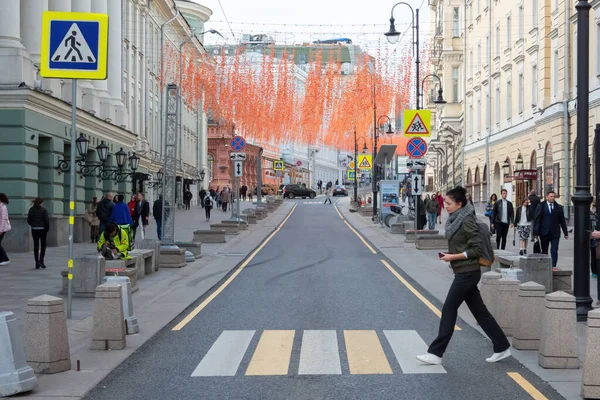 MOSCOW, RUSSIA - Oct 01, 2018. Перетин пішоходів на Б.Дмитровці (св. — стокове фото