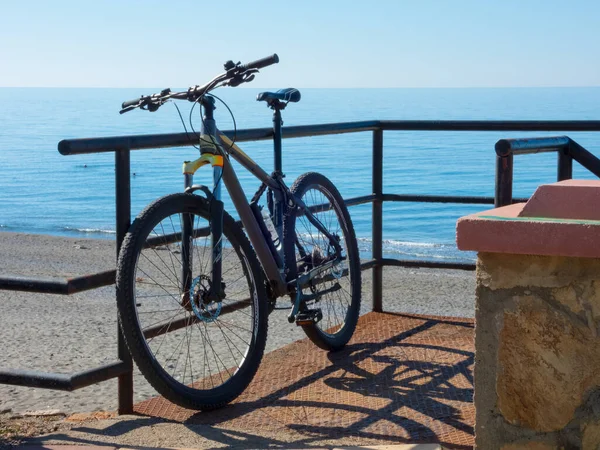 ALanya, Turkey - 7 Kasım 2021. Akdeniz kıyısında dağ bisikleti