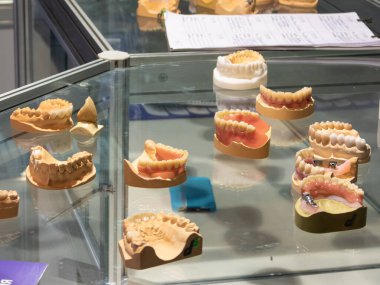 MOSCOW, Rusya - 25 Eylül 2019. Moskova Uluslararası Diş Sergisi Diş Teknisyeni Ekipmanı DENTAL-EXPO 2019