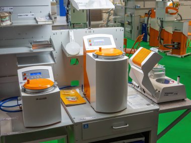 MOSCOW, Rusya - 25 Eylül 2019. Moskova Uluslararası Diş Sergisi DENTAL-EXPO 2019 Tıbbi Ekipmanları ile sergi standı