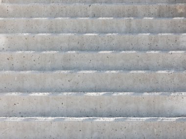 Güneşli bir günde gri beton merdivenlerdeki gölgeler